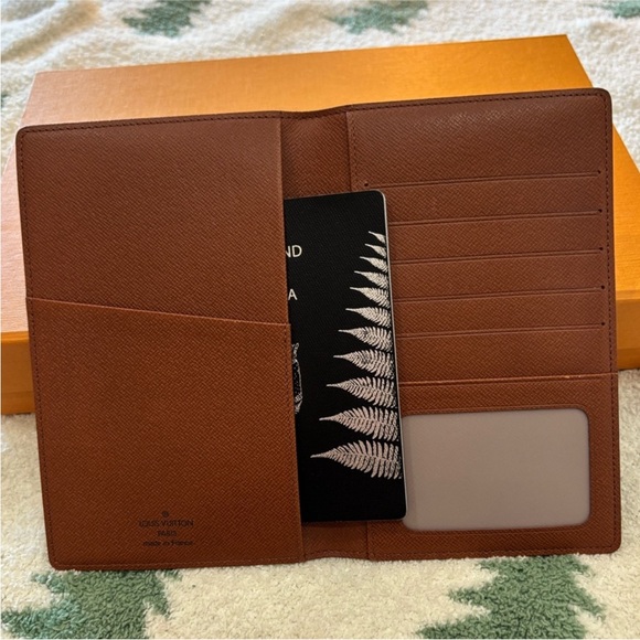 Louis Vuitton passport and credit card holder. - Picture 5 of 13